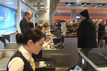 Перевіра віз на в'їзд. Фото: скриншот Youtube