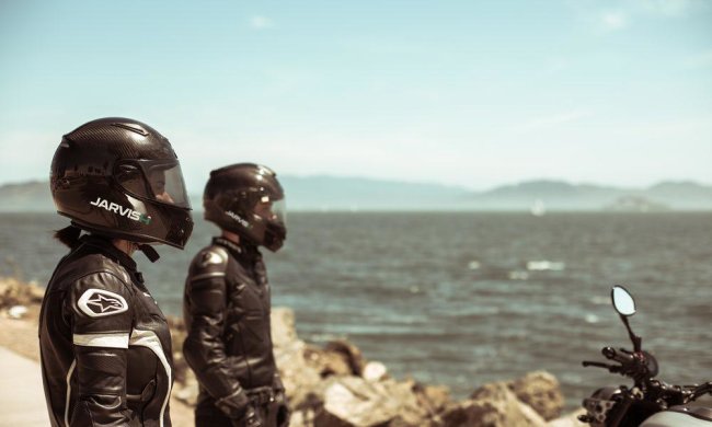 Шолом майбутнього для справжніх гонщиків показали в мережі