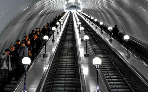 НП у київському метро: жінка втратила свідомість на ескалаторі