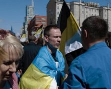 Звільнений Дадін прийшов мітингувати проти Путіна в українському прапорі