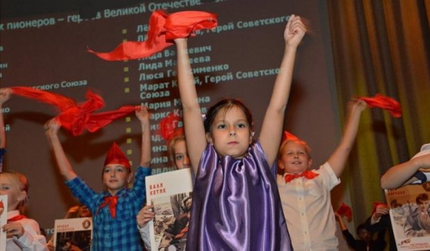 Российские детишки отпраздновали годовщину создания комсомола (фото)