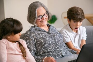 Бабушкина забота не заменит садик? Ученые удивили неожиданным выводом