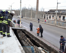 На очах у маленького братика: 12-річний хлопчик впав з моста на рейки