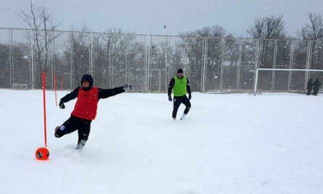 «Черноморец» тренируется по колено в снегу (фото)