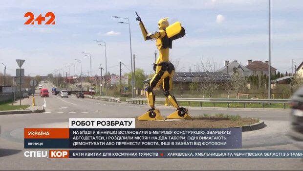 Огромный трансформер встречает украинцев на кольцевой: "Стоит, машет"
