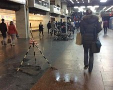 В киевской станции метро с потолка полилась вода (фото)