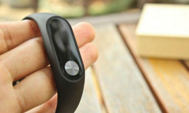 Xiaomi Mi Band 3 знову засвітився на фото