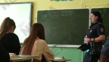 У Білорусі міліція їздить по школах, скріншот з відео