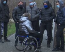 У Дніпрі пара з інвалідністю воює з сусідами через доріжку: "Пробили колеса на візку"