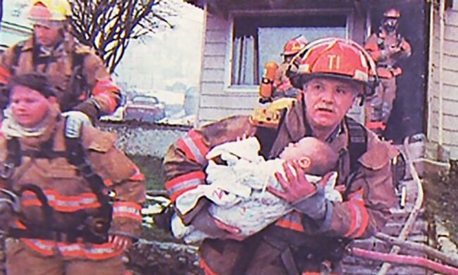 Пожарные вынесли из горящего дома в Кривом Роге старушку и грудничка 