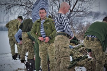 Український морпіх ризикуючи найдорожчим витяг бідолаху з того світу, лід героям не перешкода: кадри порятунку