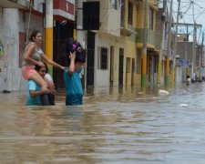 Негода зносить з лиця землі цілу країну: моторошні кадри