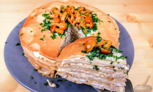 Млинцевий торт з куркою, грибами і сиром