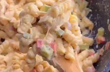 Паста з куркою та овочами, кадр з відео