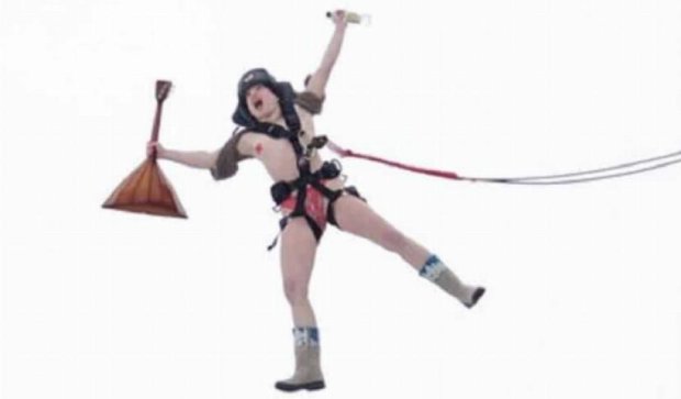 Гола росіянка в шапці-вушанці і з балалайкою зістрибнула з даху (фото, відео)