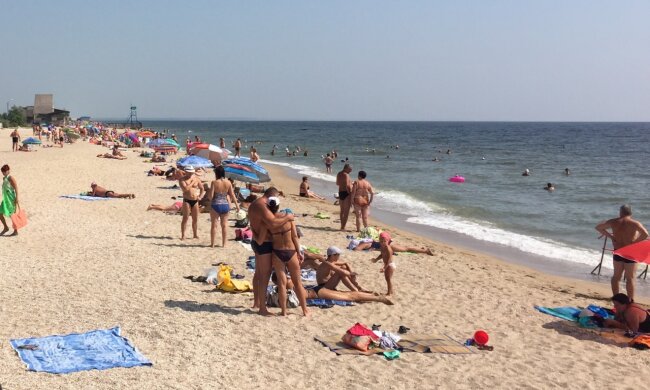 Шукають цілу добу: у Бердянську дитина зникла біля моря, надія тане