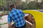 Трьохколісне авто із фанери. Фото: скрін youtube