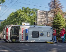 Іномарка влетіла в "швидку": з'явилися фото смертельного зіткнення