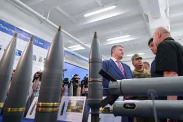 Роскошную жизнь чиновника Укроборонпрома показали на весь мир: элитные машины, ресторан, поместье