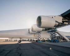 Найбільший літак у світі прокотився з вітерцем