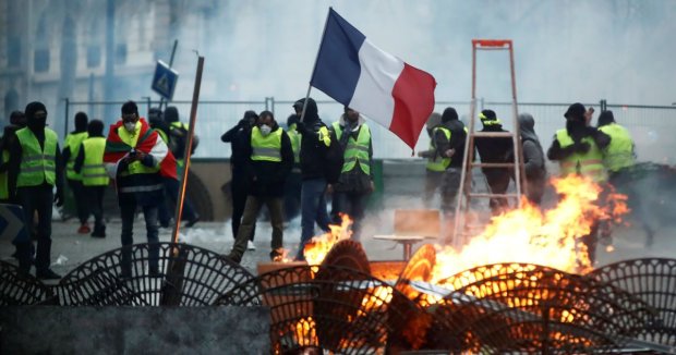 Чрезвычайное положение во Франции: "желтые жилеты" ответили Макрону всенародной мобилизацией
