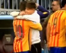Охоронці відібрали у підлітка подарунок від Мессі (відео)