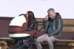 Семья с ребенком. Фото: скрин youtube