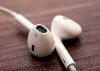 Навушники: джерело: відео з YouTube