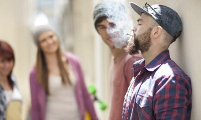 Курці та пияки привабливіші на одну ніч