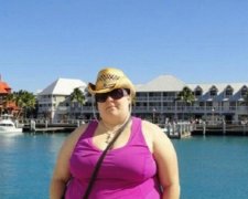 Любимая толстушка Сети стала стриптизершей
