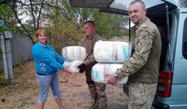 Бойцы АТО передали помощь многодетным семьям Луганской области (фото)