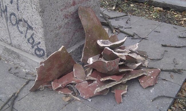 Ломай меня полностью: коммунистический памятник в столице разрушили (фото) 