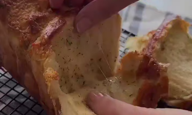 Слоеный сырно-чесночный хлеб, кадр из видео