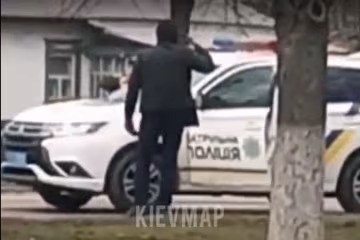 У Борисполі псих розгромив дві машини і приставив пістолет до скроні - копи оточили територію, термінове відео
