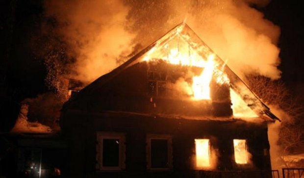 Три человека сгорели в доме в Запорожской области