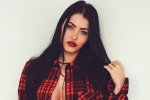 Жакет на голе тіло: гаряча модель підготувалася до холодів