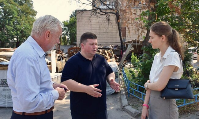 Посол ОБСЄ вдруге відвідав місце російського удару по житловому будинку на Подолі