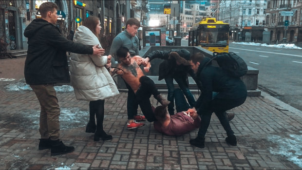 У центрі Києва п’яна компанія влаштувала розбір польотів: розбиті голови, кров’яка з носа, дісталось і копам