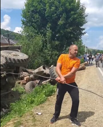 Перевернулся лесовоз, скриншот с видео