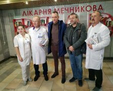 Радник прем'єра Голик привіз нові книги в "найбільш читаючий буккросинг" лікарні Мечникова