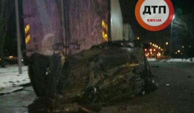 BMW знищився об фуру на виїзді з Троєщини: двоє загинули
