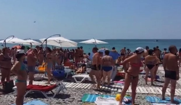 Сочинских пляжников заставляют слушать гимн России (видео)