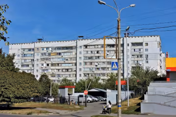 У синій футболці з півнем: у Харкові розшукують злочинця, полює на дітей