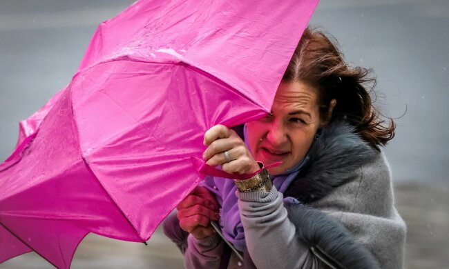 Погода на завтра: украинцы вступят в неравный бой со стихией, дождить будет не по-детски