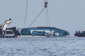 Поиски тел погибших с затонувшего катера "Иволга" продолжаются