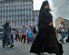 Карти, гроші, три попа: це фото збурило українців