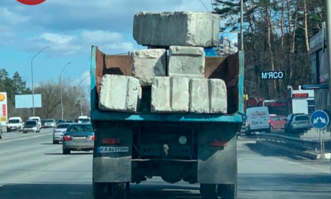 В Киеве фура с бетонной "пирамидкой" заставила понервничать соседей по дороге – "Реальный "Пункт назначения""