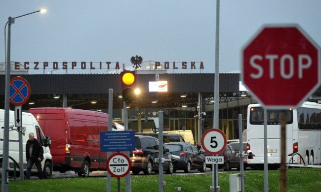 Водії на українсько-польському кордоні опинилися у пастці: рух завмер