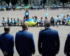  Украинский  министр поставил школьников на колени, - блогер