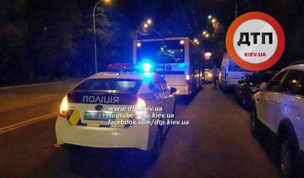 Оторванное колесо троллейбуса  стало причиной ДТП в Киеве (фото, видео)